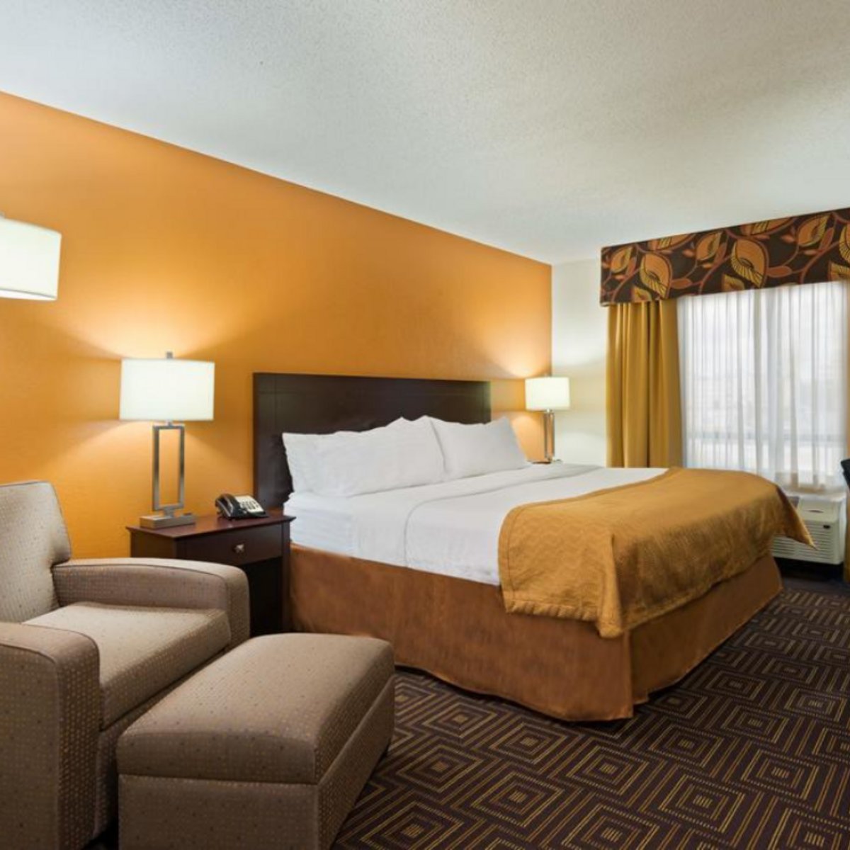 Are you attending the University of Tennessee graduation May 16-18? We invite you to stay at Holiday Inn Knoxville West! Your entire party will enjoy our comfortable and spacious rooms and amenities. Congratulations graduates!  bit.ly/3pxekkt