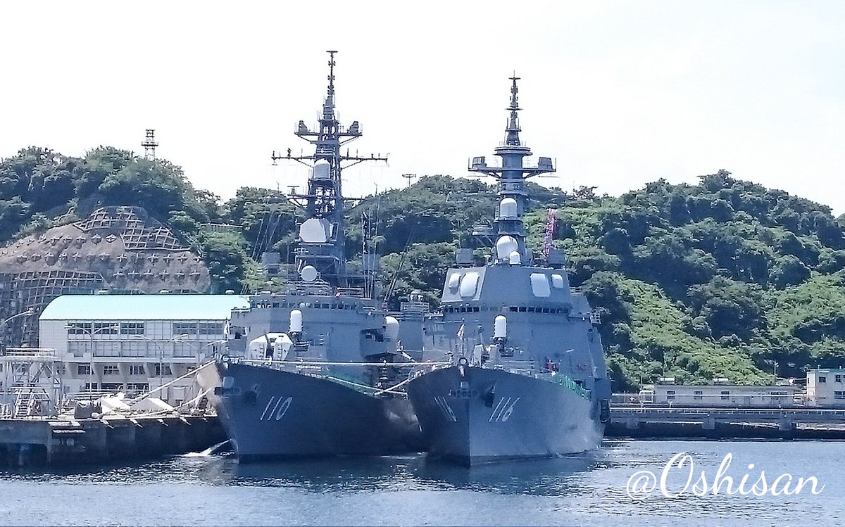 #1日1自衛隊  #海上自衛隊
【汎用護衛艦DD-110たかなみ(左)とDD-116てるづき(右)】
横須賀軍港クルーズにて洋上より撮影🌊　正面からの姿は海面からでないと捉えられません。クルーズ船に感謝✨　
#横須賀基地 #第2護衛隊群第6護衛隊