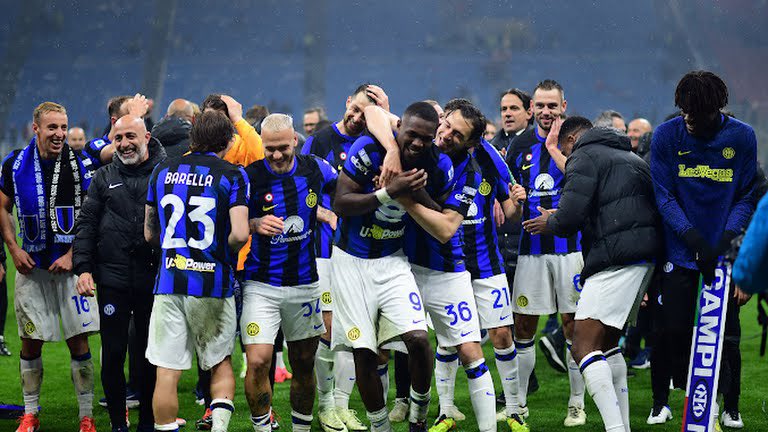 “Papà che significa che l’Inter ha vinto gli ultimi 6 derby?” “Significa che Milano è nerazzurra, amore mio!” 🖤💙 #MilanInter #IM2stars #Derby