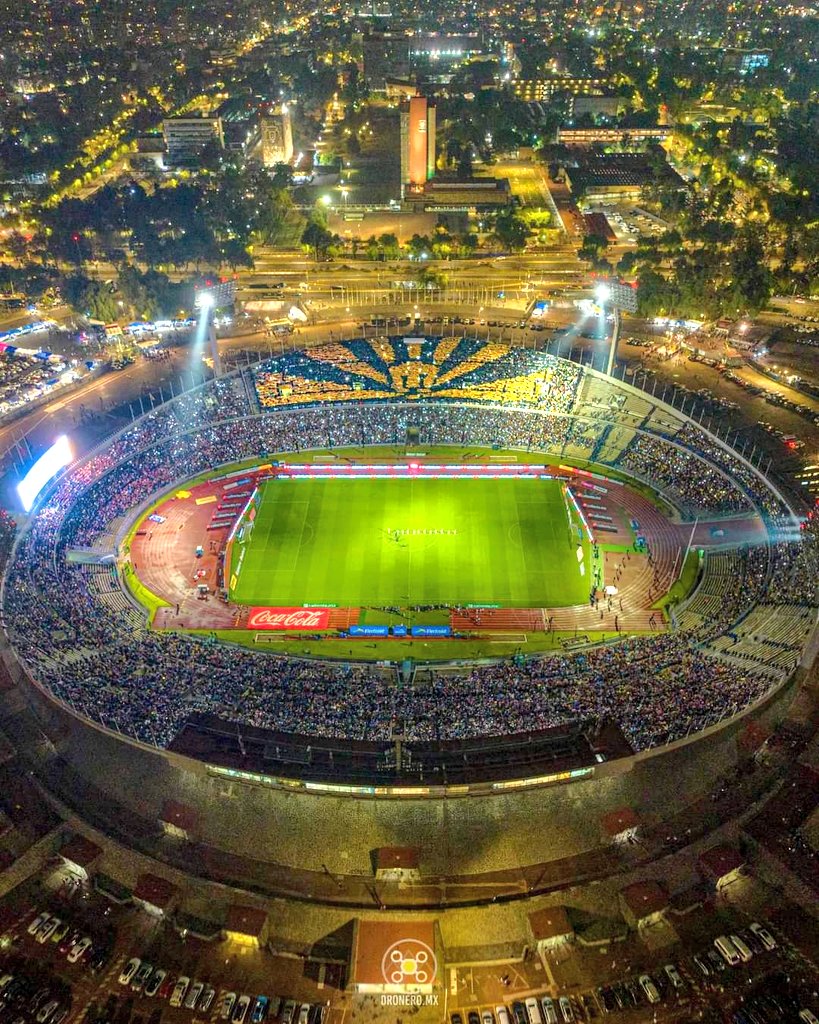 Espectaculares fotos de DroneroMX. El Olímpico lució tremendo en la fiesta universitaria ante América. #Pumas