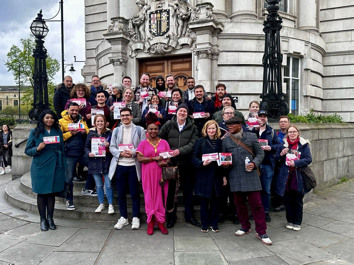 Out this evening with the strong @LambethLabour team in Brixton campaigning for @SadiqKhan and @LabourMarina ✅Free school meals ✅Freeze TfL fares ✅40,000 new council homes ✅End rough sleeping ✅Invest in youth clubs 🌹Vote Labour🌹
