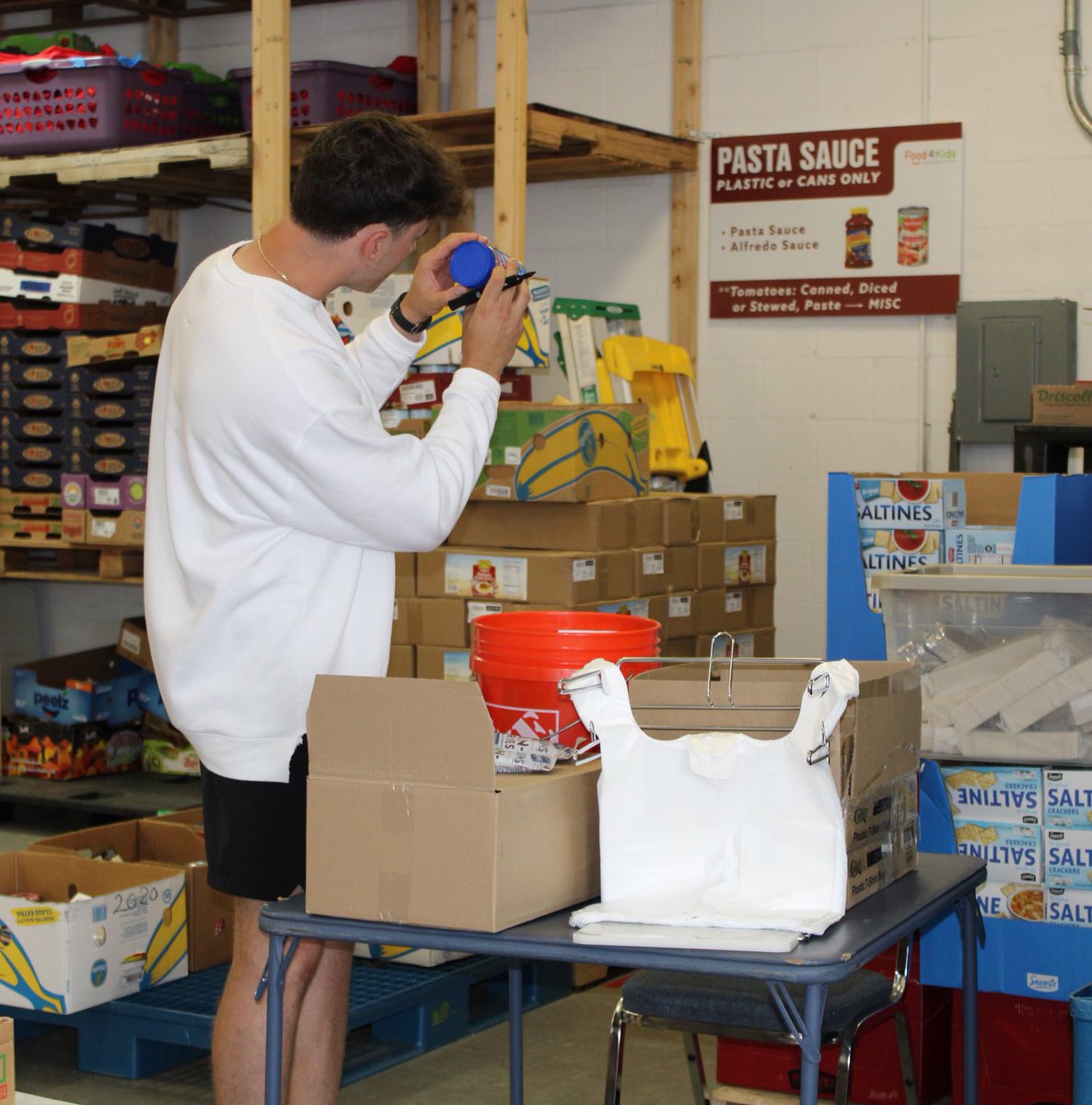 Had a great time today sorting out donations with Food4Kids. Always blessing to ensure every child in Gainesville has food for the weekend! Find out how you can help @F4KNFL @Fl_Victorious #FVFoundation 🐊