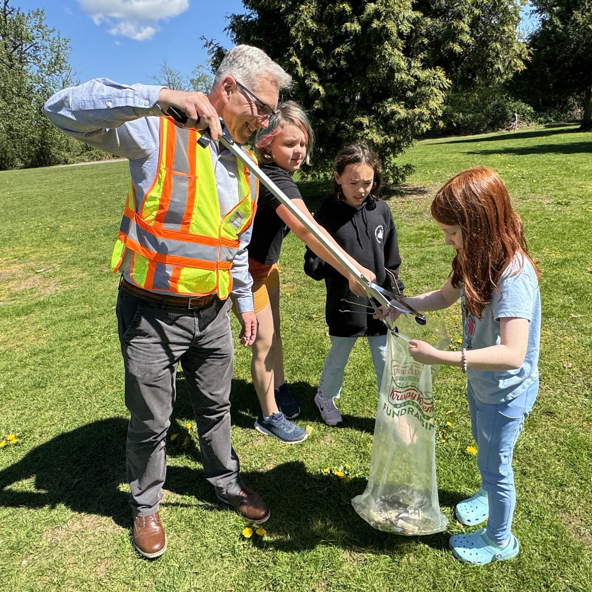 Centennial Park Elementary School French immersion students celebrated Earth Day today by picking up litter at Mill Lake Park. Mayor Siemens tagged along to help with the clean-up efforts.