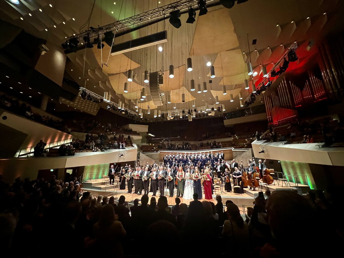 Owacje na stojąco po dzisiejszym koncertowym wykonaniu najsłynniejszego operowego dzieła Stanisława Moniuszki - „Strasznym Dworze” - w berlińskiej Filharmonii @BerlinPhil. Gratulujemy @operapoznan!