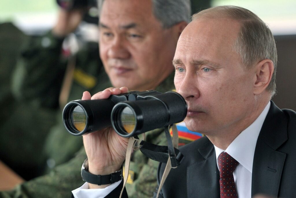 Il Presidente Vladimir #Putin mentre osserva la vastità del gran cazzo che gliene frega dei 61 miliardi di dollari a Zelensky.