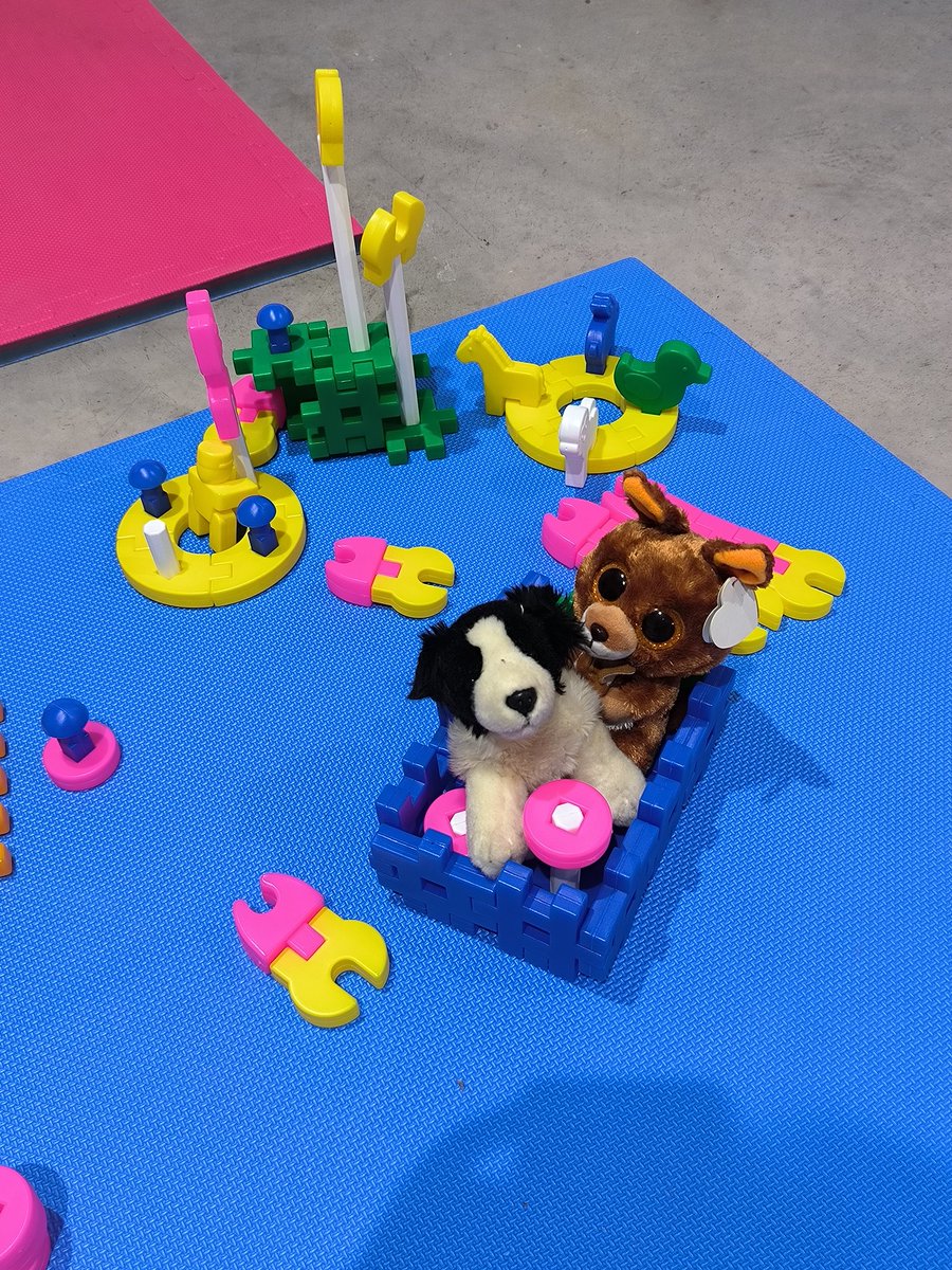 Esos peluches se los compré a Aurora para regalarle el día del niño, pero ella murió una semana antes. Hoy vi a dos niñas hermosas jugando con esos peluches. Juguetes que vuelven a tener vida gracias a esta obra hermosa del <a href="/Frente_Amplio/">Frente Amplio</a>. Simplemente gracias. Estoy muy felíz.