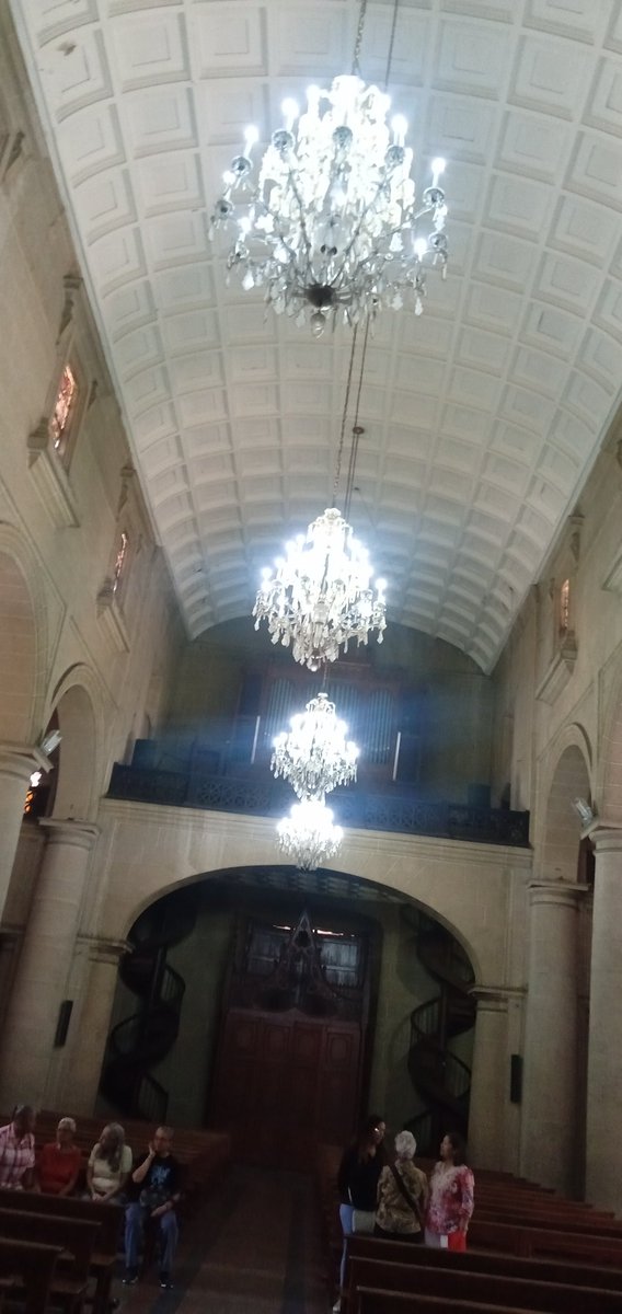 omaimonuntca's tweet photo. @Nahumjfernandez @gestionperfecta @NicolasMaduro, la Iglesia Las Mercedes y sus Feligreses se unen para hacer un llamado de urgencia, las lámparas del templo estan a punto de Caerse no se pueden tocar porque es Patrimonio Nacional,se necesita la intervención del ente encargado. https://t.co/Yt6QOeA1Jp