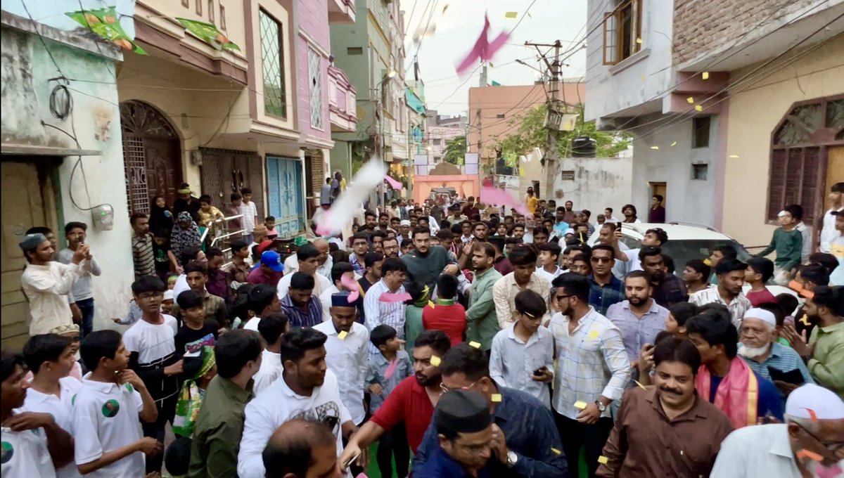 Embraced By Waves Of Heartfelt Affection Today During Walking Tour In Various Places Of #RiyasathNagar Div, #Chandrayangutta Constituency..

#Vote4Kite🪁  #Vote4Right #Vote4AIMIM #Vote4BarristerOwaisi #Elections2024 #LoksabhaElection2024