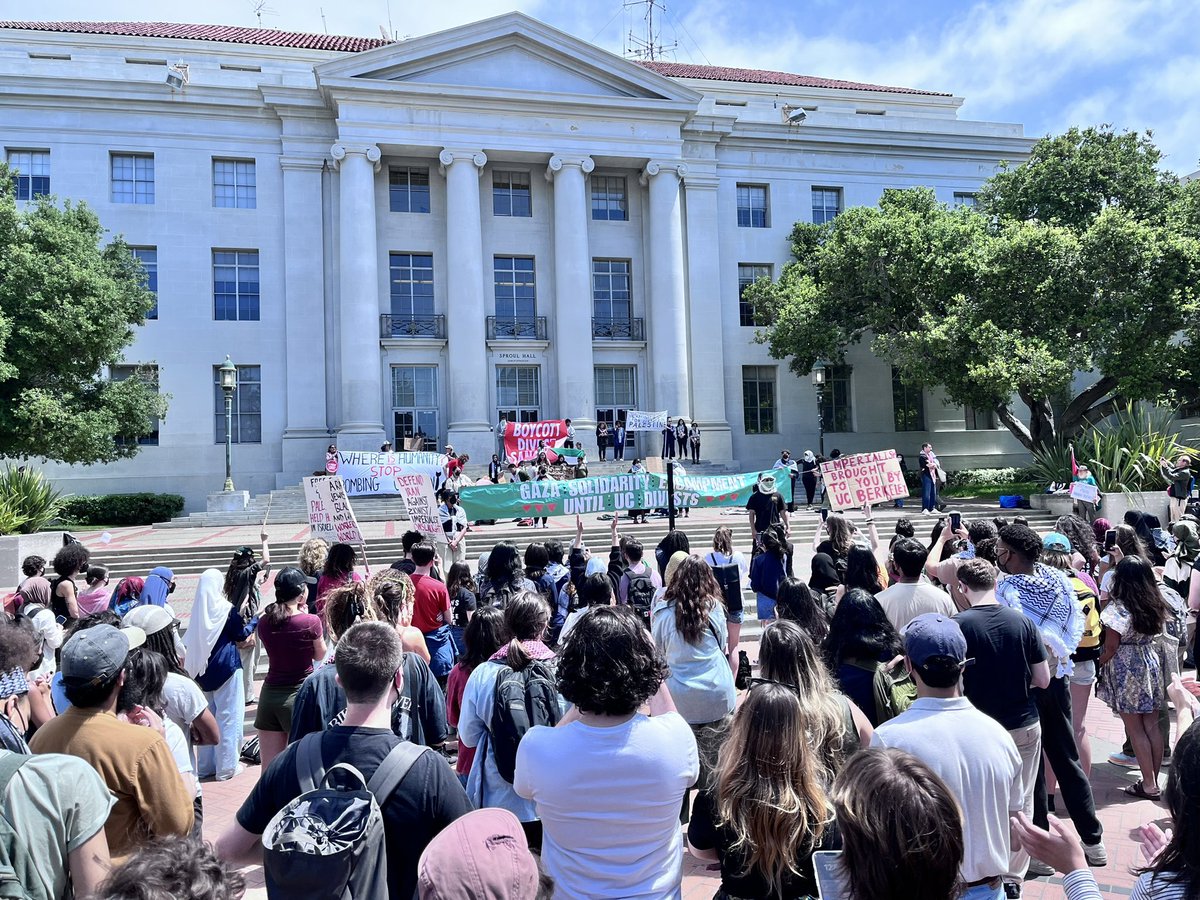 BREAKING: Right now at UC Berkeley, students join with Columbia University students for Palestine, urging their university to divest from genocide. 🇵🇸🇵🇸🇵🇸🇵🇸🇵🇸🇵🇸🇵🇸🇵🇸🇵🇸