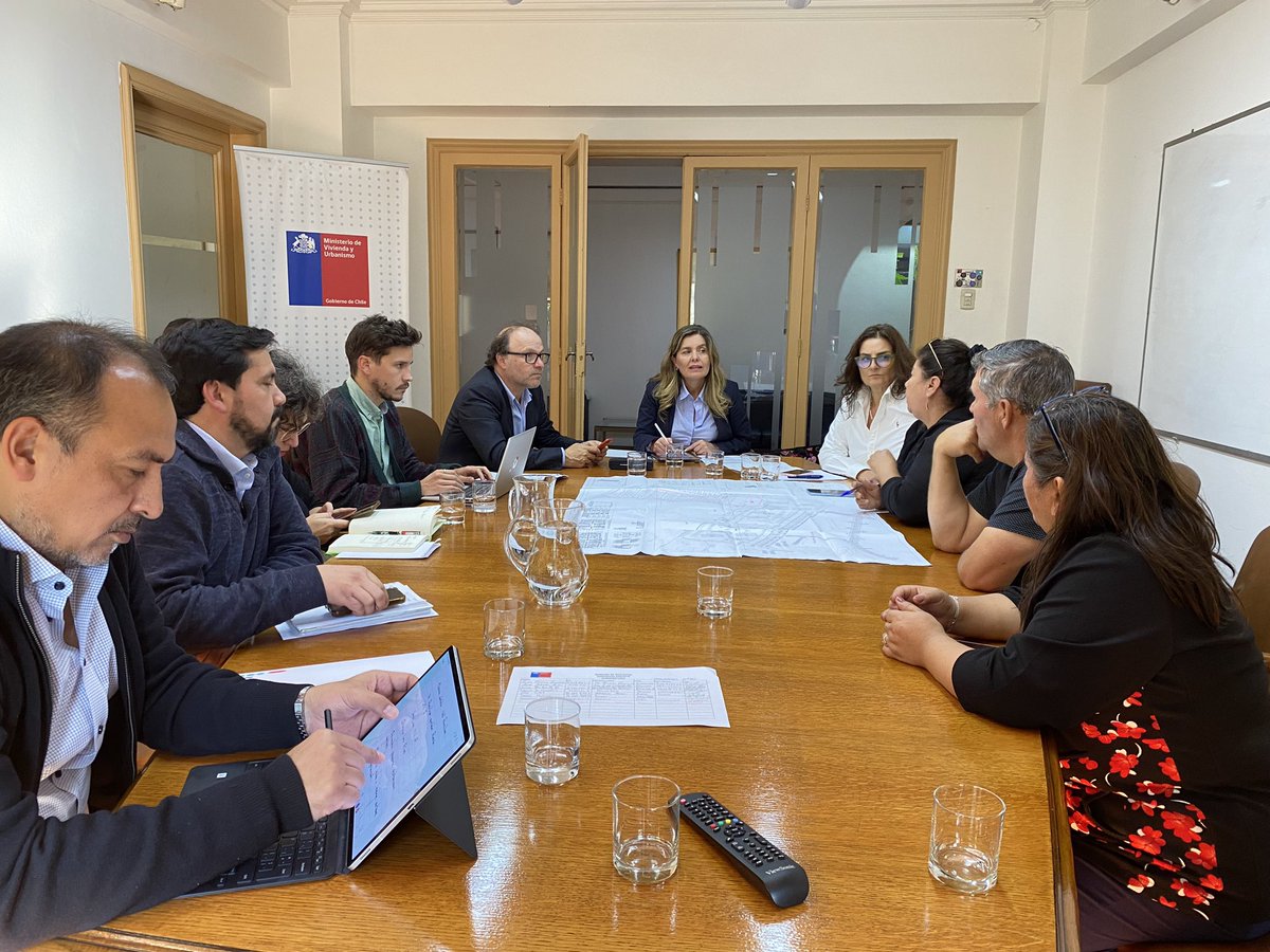 Reunidos en Santiago con dirigentes del Comité de Vivienda Las Ánimas, y la subsecretaria de Vivienda, Gabriela Elgueta. Seguiremos insistiendo en que se puedan cumplir pronto los compromisos! Familias llevan esperando décadas por su casa propia 🏠