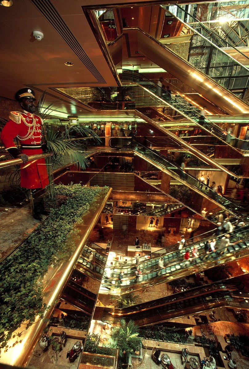 luusssso's tweet photo. Anyone else miss the mall aesthetic from their childhood? https://t.co/zN44Ddh98w