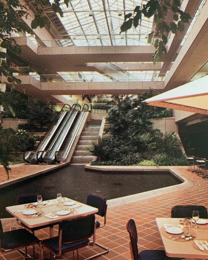 luusssso's tweet photo. Anyone else miss the mall aesthetic from their childhood? https://t.co/zN44Ddh98w