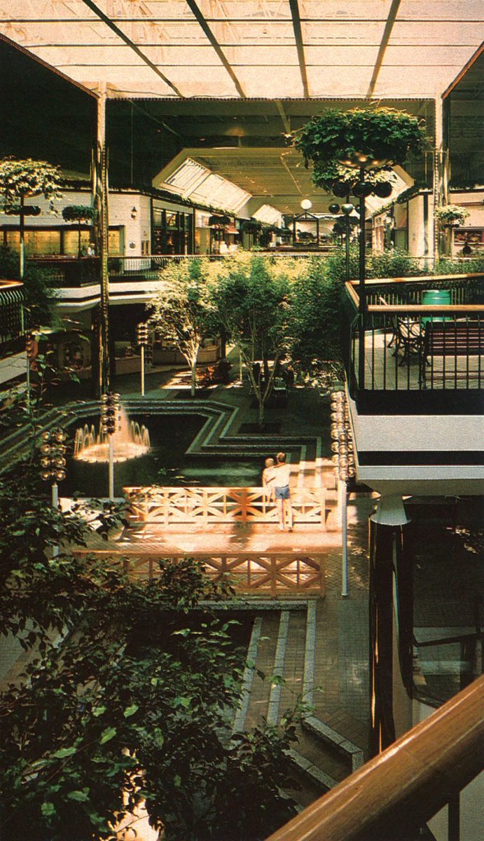 luusssso's tweet photo. Anyone else miss the mall aesthetic from their childhood? https://t.co/zN44Ddh98w