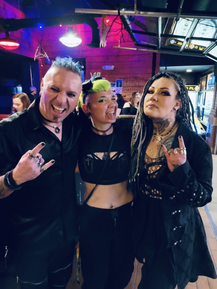 There is absolutely nothing cooler than meeting Y’all at shows!! 🦇🤘🏻😝 #happymonday #bestfansever