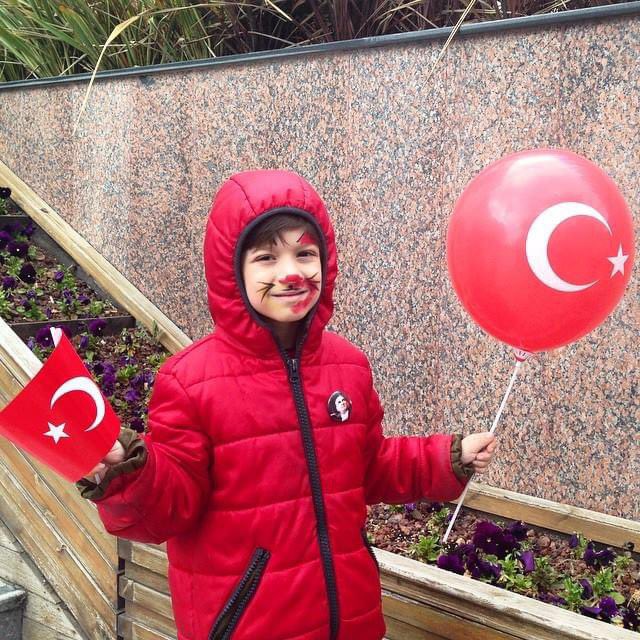 misra_oz's tweet photo. Çocukların büyüyebildiği ve haklarının korunabildiği bir ülkenin hayaliyle… 
23 Nisan Ulusal Egemenlik Ve Çocuk Bayramımız Kutlu Olsun.
#23Nisan 
#23NisanÇocukBayramı https://t.co/y3rXzNK3NC