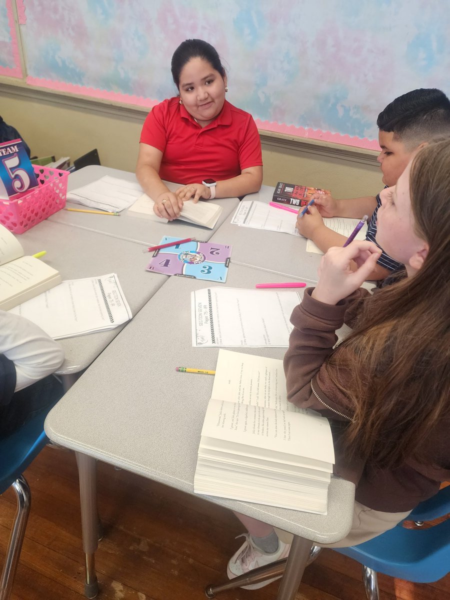 3rd Graders @MemorialElm participated in @KaganOnline structures to discuss open-response questions with their peers (y en español tambien) 🤍✨️