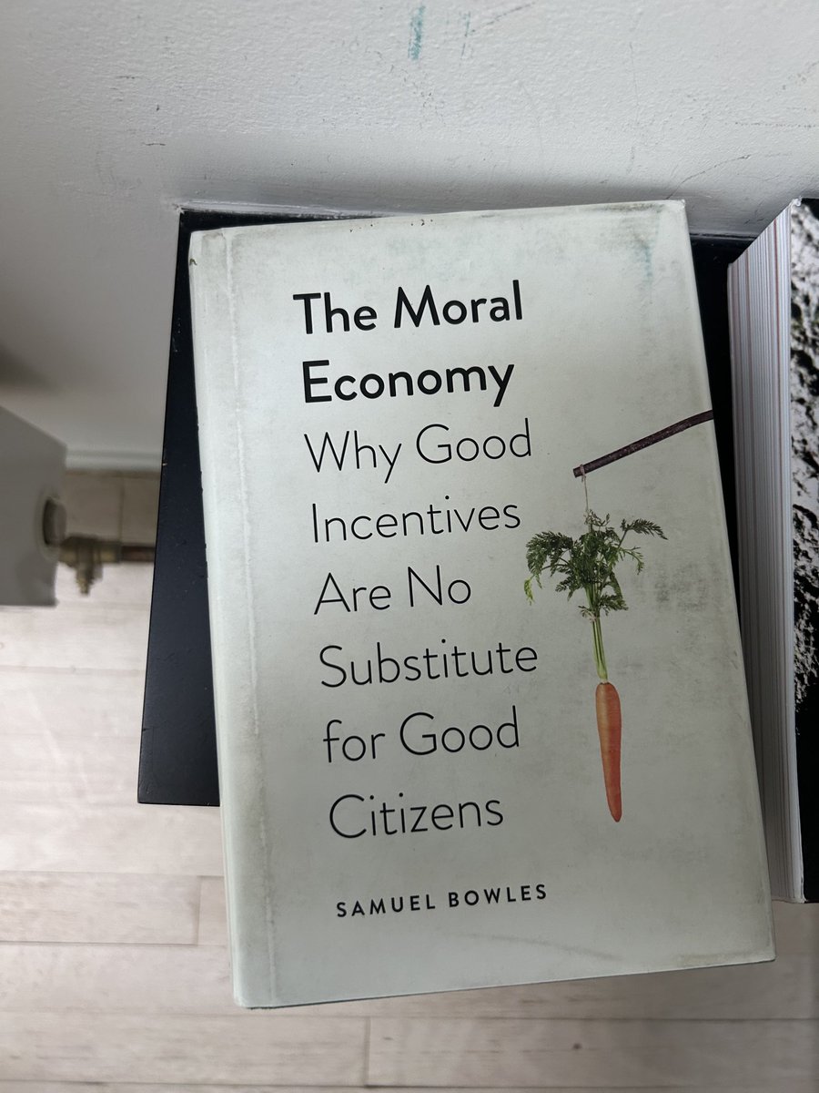 Buscando otro libro ayer me encontré con este ejemplar de “La Economía Moral” de Samuel Bowles. Originalmente publicado en 2016, señala como la búsqueda de buenas soluciones colectivas necesita la construcción de buenos ciudadanos. La zanahoria y el palito no son suficientes.