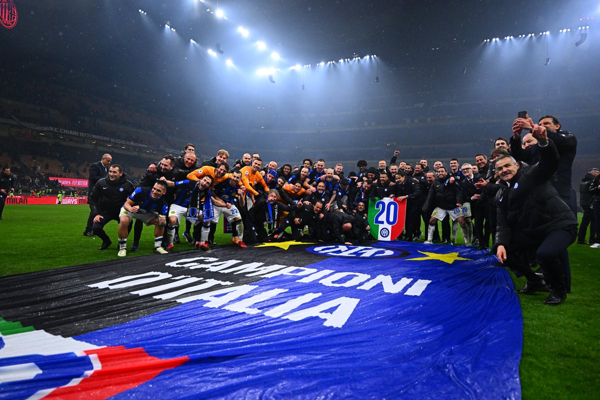 Inter's tweet photo. FAMIGLIA 🇮🇹⭐⭐

#ForzaInter #IM2Stars https://t.co/GWtIDiQBdC