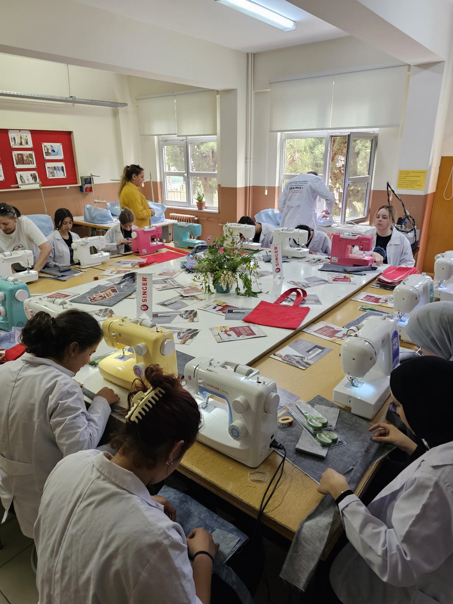 Singer Dikiş Mak.Tic.A.Ş tarafından okulumuz Moda Tasarım Alanı öğrencilerine 
Workshop Etkinliği ( çanta dikimi )yaptırıldı.