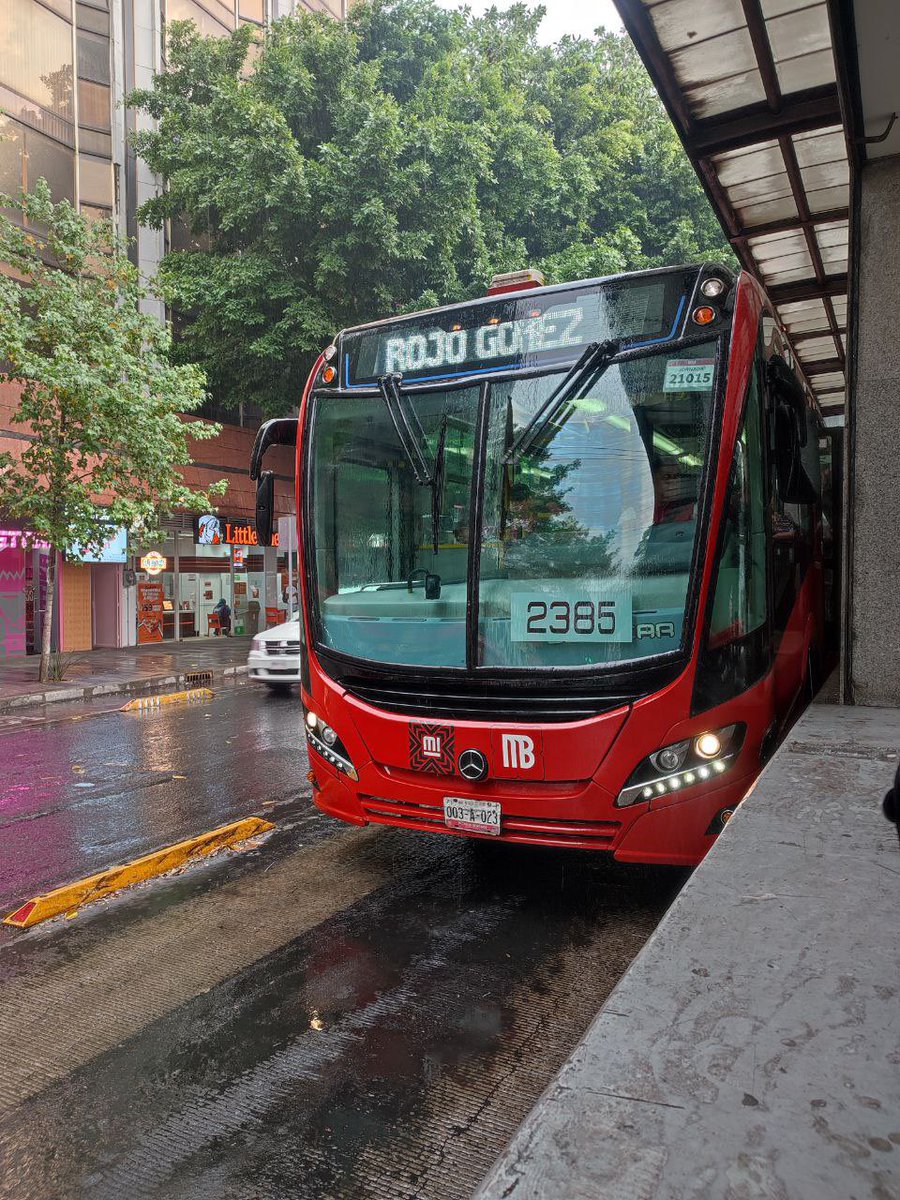 Se presenta lluvia en diferentes partes de la ciudad. Activamos marcha lenta en todos los corredores de @MetrobusCDMX. #TómaloEnCuenta 🚨