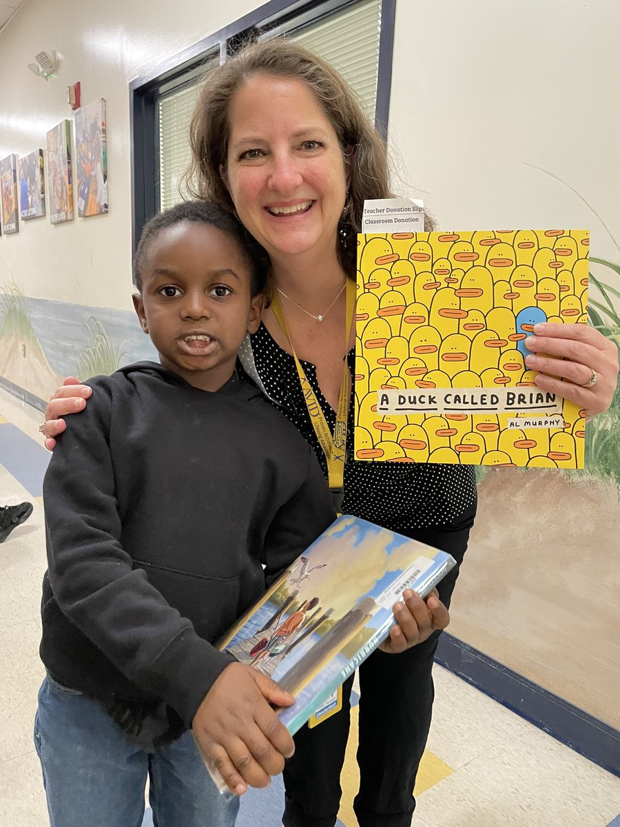 Our Beacons are so thoughtful! We appreciate all of the books that were purchased at our Book Fair last week and donated to classrooms libraries! @faithkendallsc was so surprised and thankful to receive a special book from an amazing kindergartener, too! @RichlandTwo