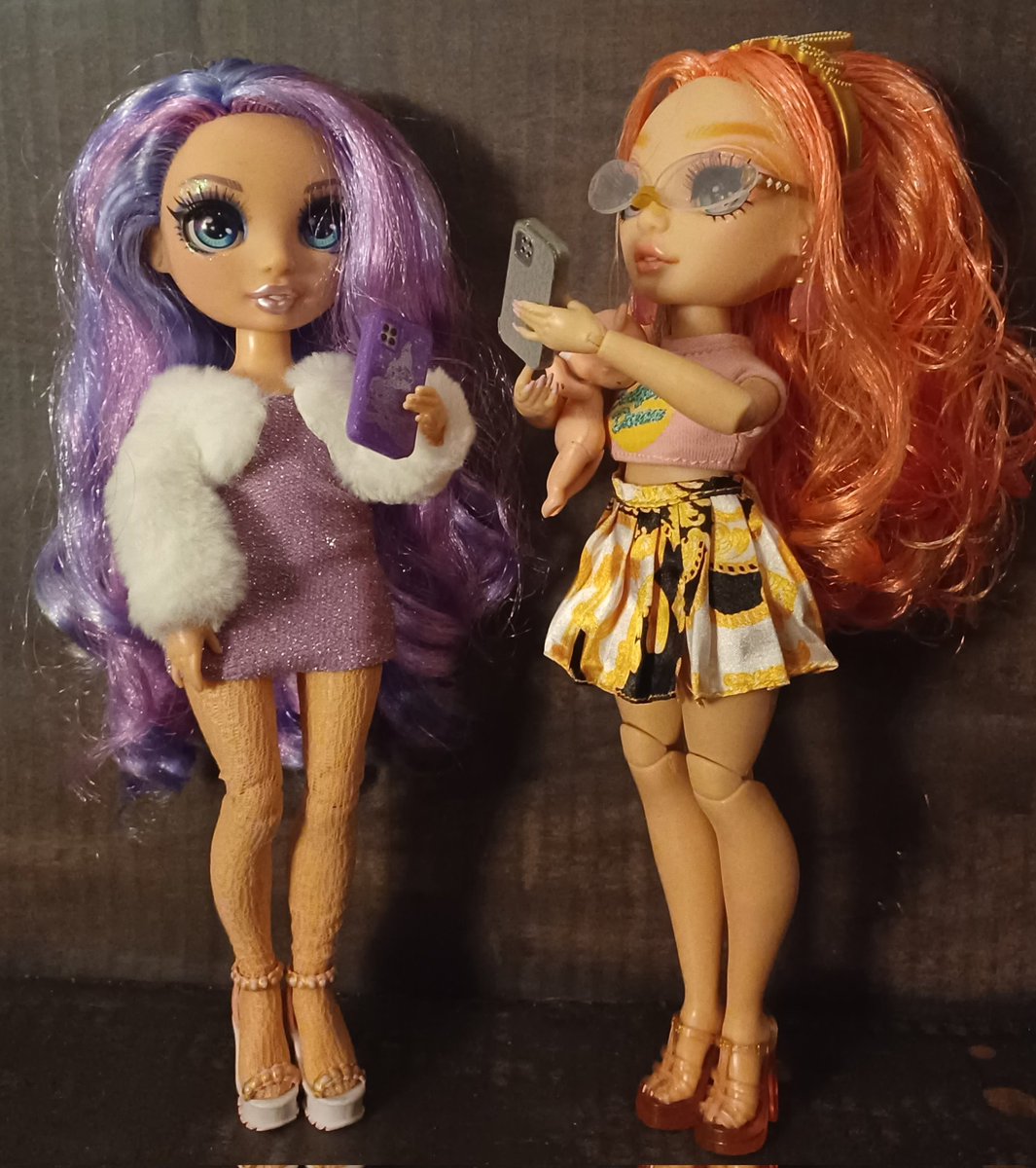 The influencers are hanging out together!💜🩷
#rainbowhigh #shadowhigh #mga #dolls #pinklypaige #violetwillow #dollphotography #rainbowhighdolls