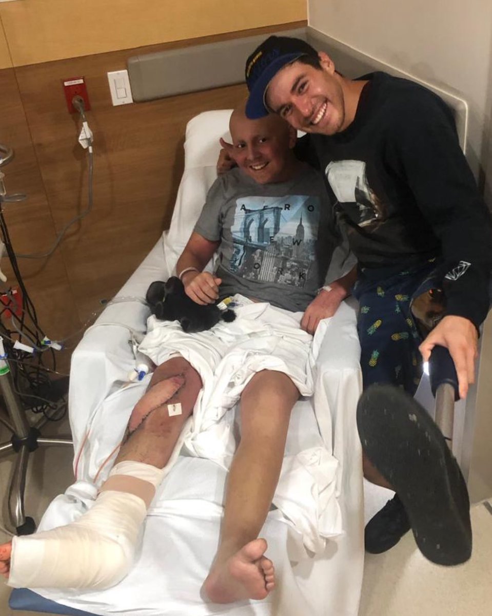 eduardo_serving's tweet photo. Hace 5 años un niño de 14 años tuvo que aprender a dejar ir una pierna para vivir, el domingo dejó ir su cuerpo para descansar. 

Dejemos ir lo que nos pesa, vivamos sin miedo, amemos mucho y atrevámonos a dar siempre un poquito más .

“El miedo es la mayor discapacidad” 

🦆♥️ https://t.co/3zMjADFRdf