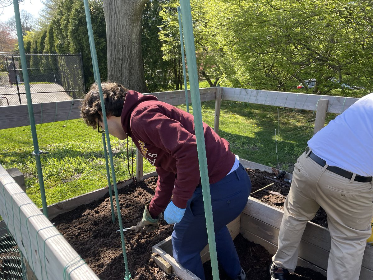 ChanaChem's tweet photo. @IonaPrep Also the guys, including #ercb ERI advocacy ambassadors got their hands in the earth at our #EarthDay Day Garden outside #NoPlanetB https://t.co/k6Dnh4u8l3
