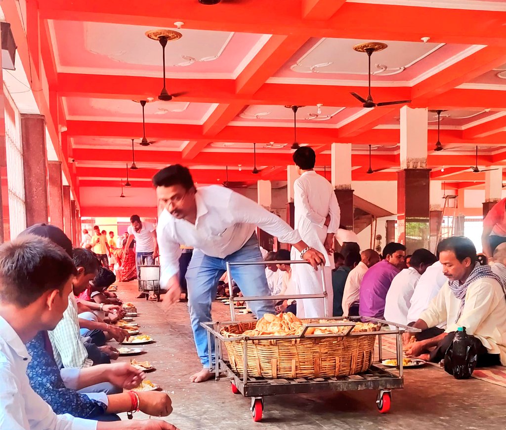 ऐतिहासिक कुप्पाघाट आश्रम में भंडारा... 
सेवा परमो धर्म: 🙏 #sanjivsuman #maharshimehiaashram #Bhandara