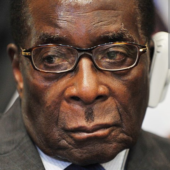 @SimonRAnderson Who's that with jacinda, looks like a white Robert Mugabe 😂