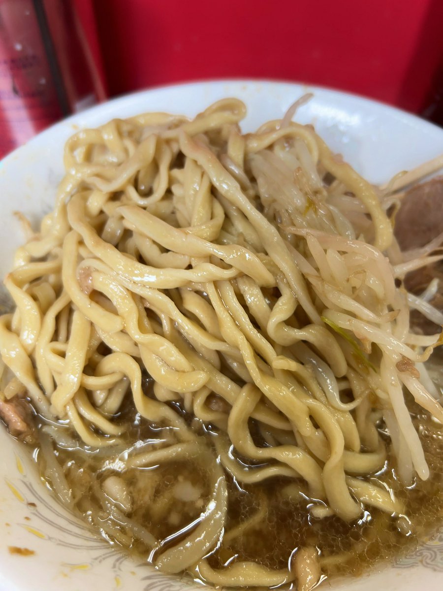 気づいたら三田二郎に来ていた。授業前なので豚入りの麺少なめをオーダー！（ニンニクもなし）やっぱりここは聖地ですね。 また来ます♪