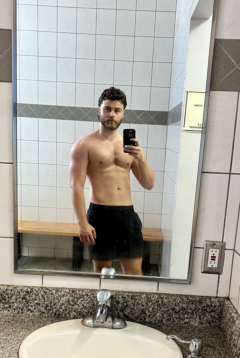 AlexxHunterx's tweet photo. Retweet if you’d smash 😏 https://t.co/0GxS3PMpnf