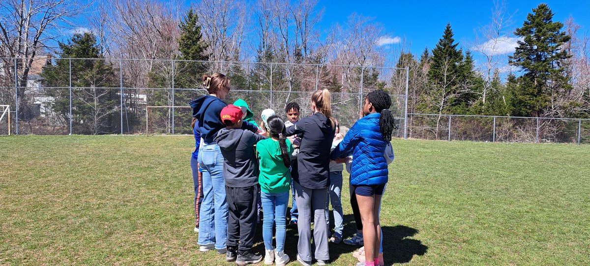 JessW08's tweet photo. Thank you to @DalMedSchool 1st year students for visiting 4/5 Wells as part of Everest Day! We learned about sun safety and how to be healthy. Everyone loved being outside! We also got cool bracelets from https://t.co/qT8ks3SJ7a that let us know when the UV is high! @CraigMyra2 https://t.co/9EzCXBPJmT