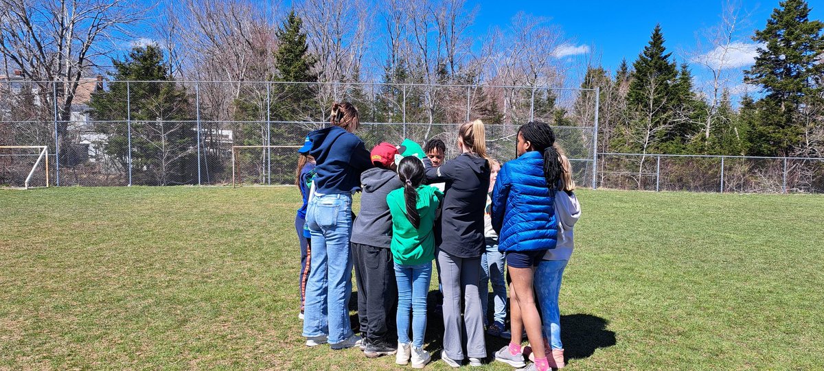 JessW08's tweet photo. Thank you to @DalMedSchool 1st year students for visiting 4/5 Wells as part of Everest Day! We learned about sun safety and how to be healthy. Everyone loved being outside! We also got cool bracelets from https://t.co/qT8ks3SJ7a that let us know when the UV is high! @CraigMyra2 https://t.co/9EzCXBPJmT