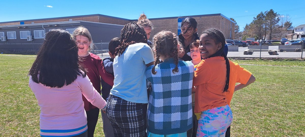 JessW08's tweet photo. Thank you to @DalMedSchool 1st year students for visiting 4/5 Wells as part of Everest Day! We learned about sun safety and how to be healthy. Everyone loved being outside! We also got cool bracelets from https://t.co/qT8ks3SJ7a that let us know when the UV is high! @CraigMyra2 https://t.co/9EzCXBPJmT