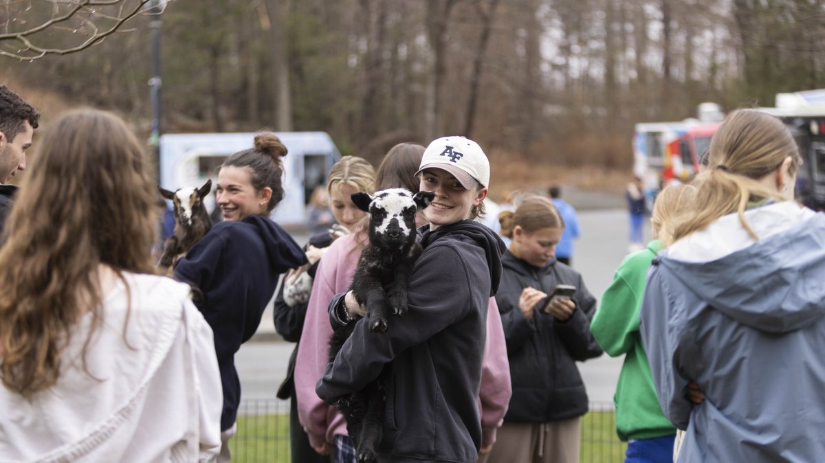 EC_Observer's tweet image. MULTIMEDIA -

Saturdays Spring Week Block Party included balloon animals, some very adorable farm animals, airbrush tattoos, and photo opts! To view more exclusive images visit endicottobserver.com or use the QR code! 

#ecgulls #endicottcollege #endicottobserver