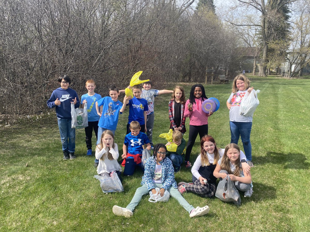 Proud of these Ss and their Earth Day clean up efforts!🌎 <a href="/howard_huskies/">Howard Huskies</a> <a href="/HSSD/">Howard-Suamico Schools</a>