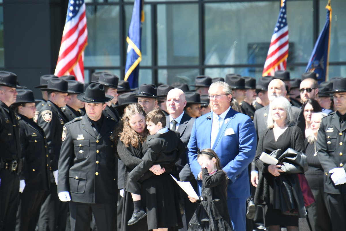 This morning, officers came together to show their support to the family of Lt.Michael Hoosock who was shot and killed along with Syracuse officer Michael Jensen on April 14 @BlueLivesNYC @marcmolinaro @DetectiveMunro