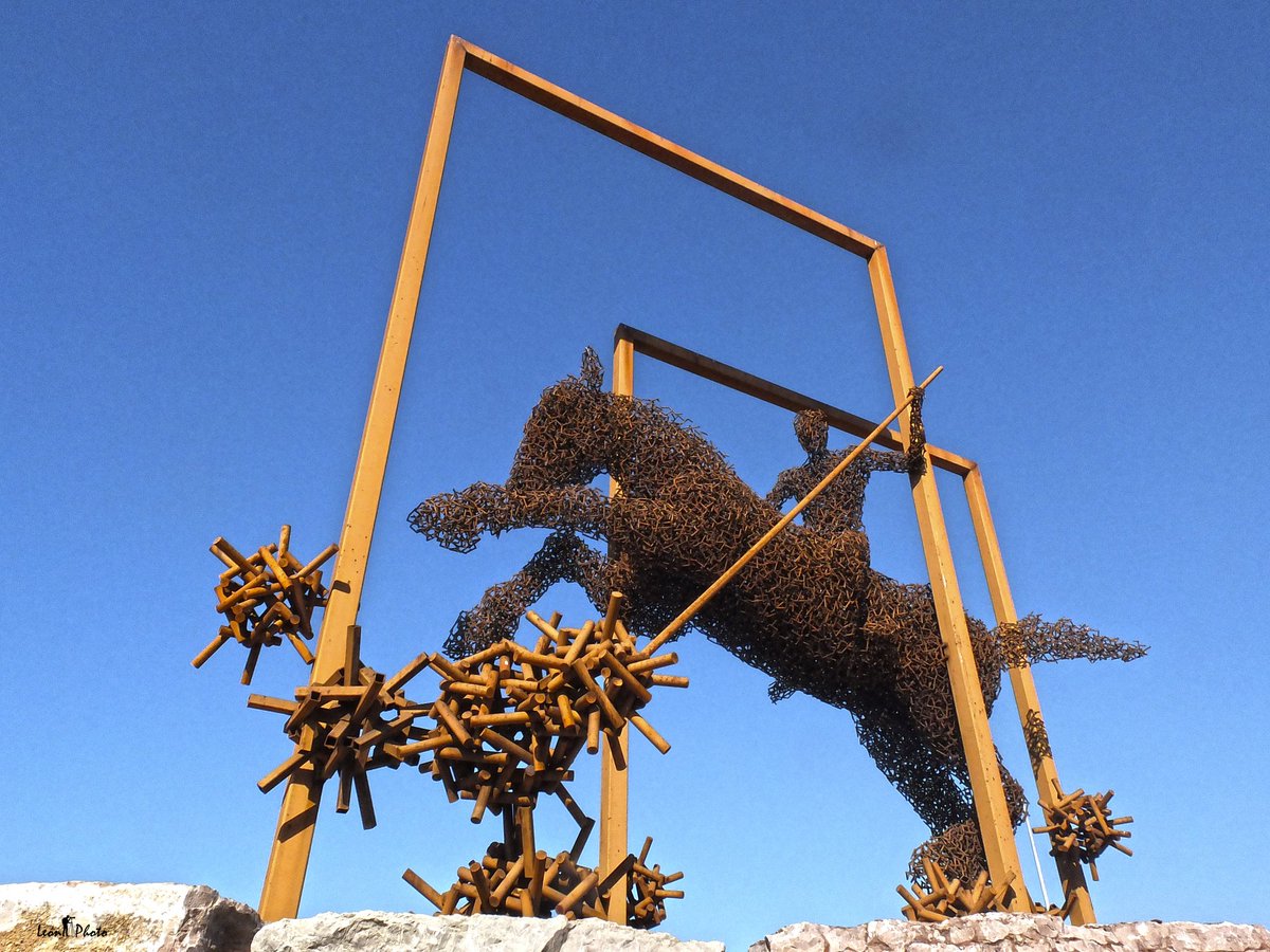 San Jorge. Escultura homenaje a los sanitarios del escultor <a href="/amancioandres/">Amancio González A</a> #leonesp #leonespaña #arte