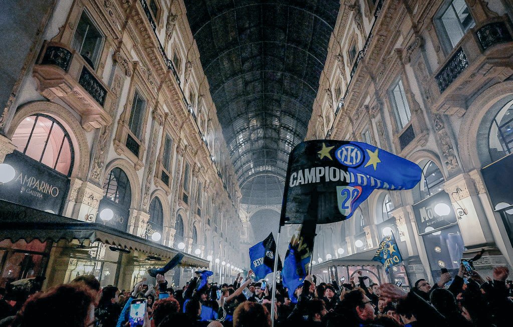 bedconejo's tweet photo. Buonanotte a chi c'era contro la Sampdoria 
Buonanotte a chi c'era contro il City 
Buonanotte a chi c'era quando tutti ci davano contro 
Buonanotte a chi ha pianto nei momenti più difficili 

Buonanotte a noi CAMPIONI D'ITALIA. 
Grazie eterna squadra mia @inter.
🖤💙⭐️⭐️ https://t.co/V3ULzRrPmv