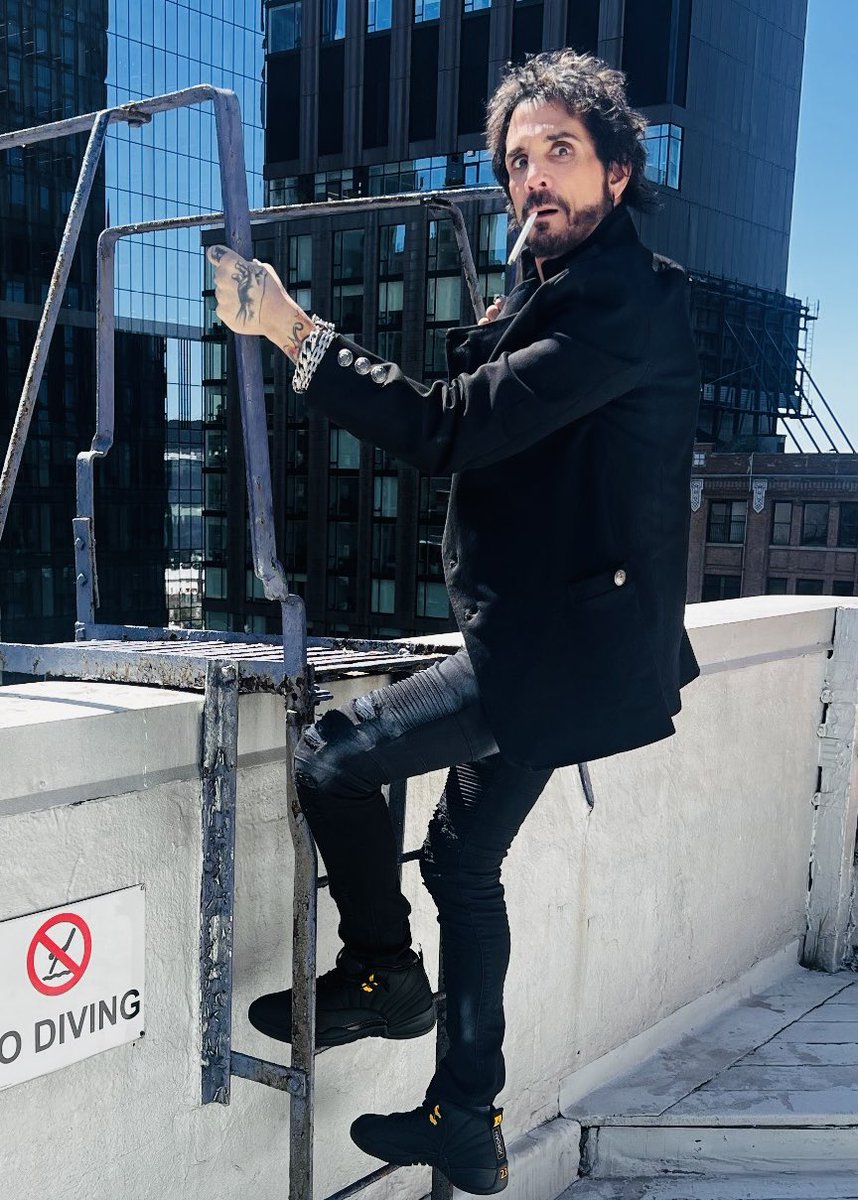 DeenTheDrummer's tweet photo. Kamikaze from the hundredth floor
Swan dive to the street!!
~ Ted Nugent - DOG EAT DOG

#nodiving🚫 #deencastronovo https://t.co/BtfigjK972