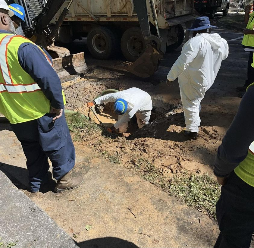 .@DeKalbWatershed crews have completed repairs to a broken water main on Chamblee Dunwoody Road at Saint Andrews Circle. Water service has been restored. If customers in the area experience brown water, they should run faucets inside and out to clear the internal plumbing.