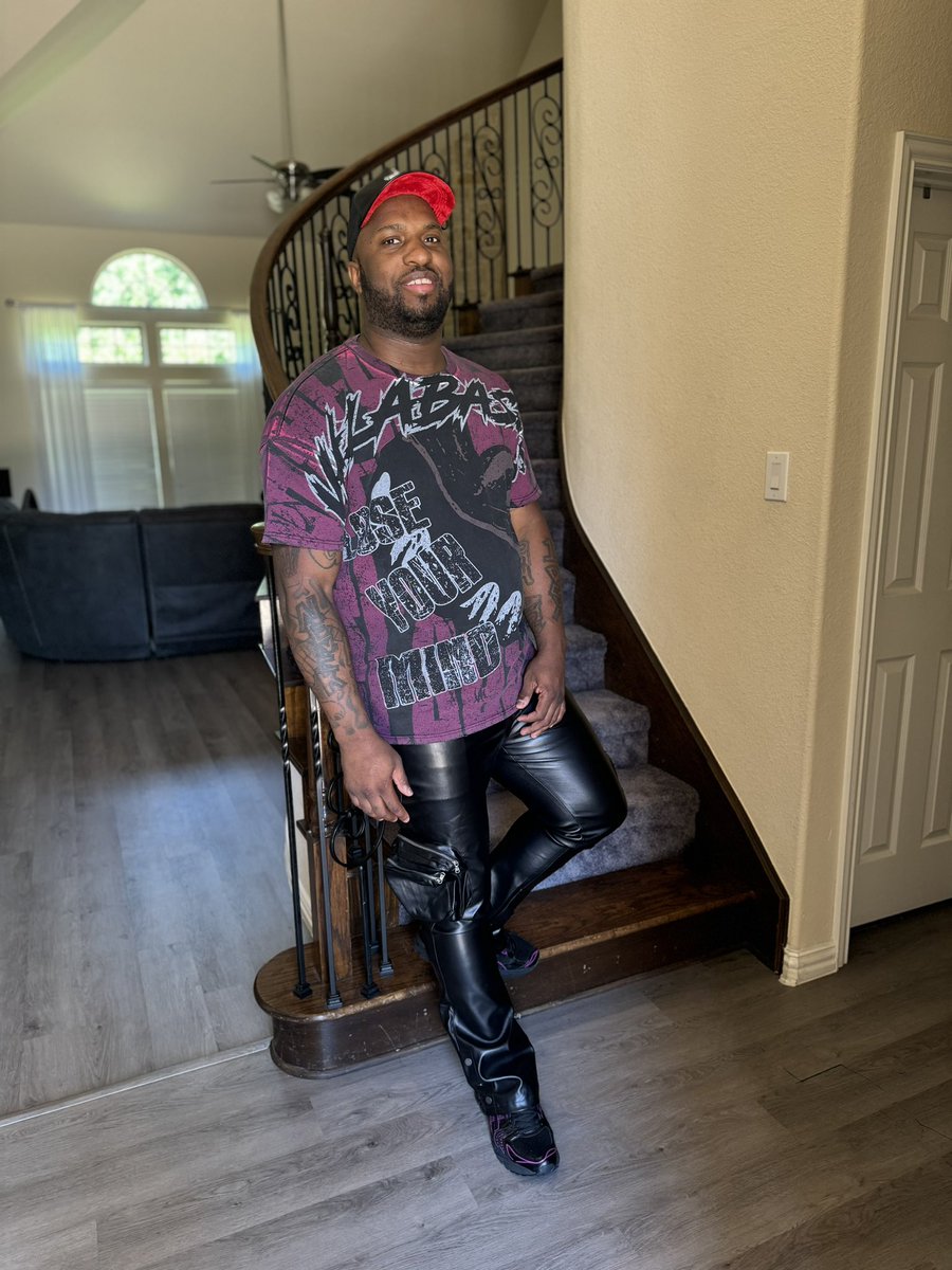 SkinnBandzz's tweet photo. Wanna pop it on hater betta take notes ‼️🗣️#happyblessedday #thankYouGod #pippenyear33‼️‼️ #camealongway 🎂🥳🎈🎊🎁 https://t.co/O7gyesBACC