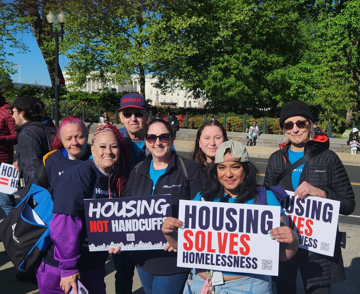 Many people and partner organizations from across the US came together to make their voices heard and a heartfelt thank you to @homeless_law for organizing this event for our community 
#SCOTUS #EndHomelessness #SupremeCourtRally  #johnsonvgrantspass