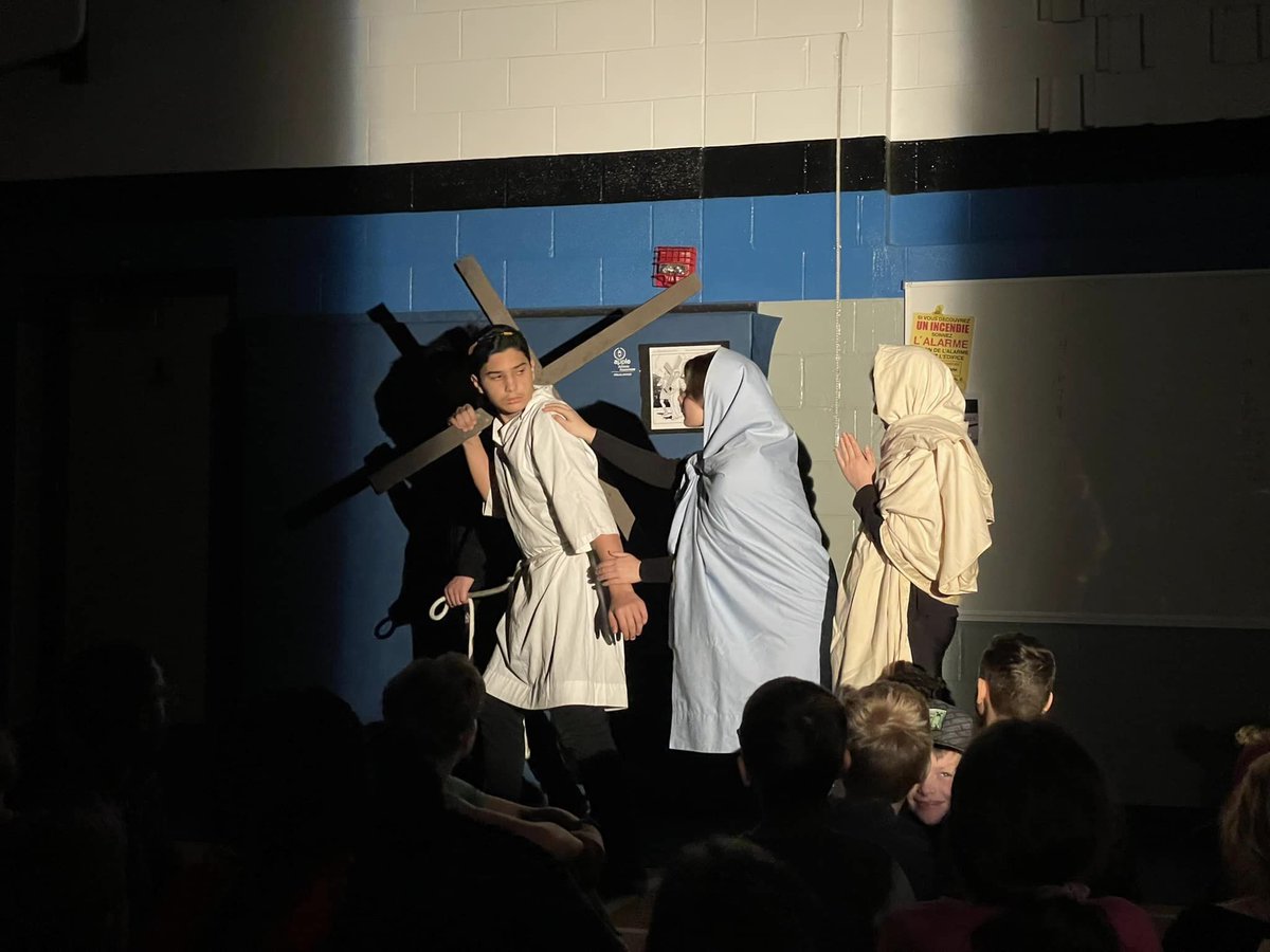 Un retour sur le chemin de croix dramatisé le jeudi Saint par les élèves de 8e de Mme Sonia et animé par les élèves de  7e/8e de Mme Ginette. Quelle expérience émouvante et solennelle. Merci à tous les participants. <a href="/JPGagnier/">J</a>