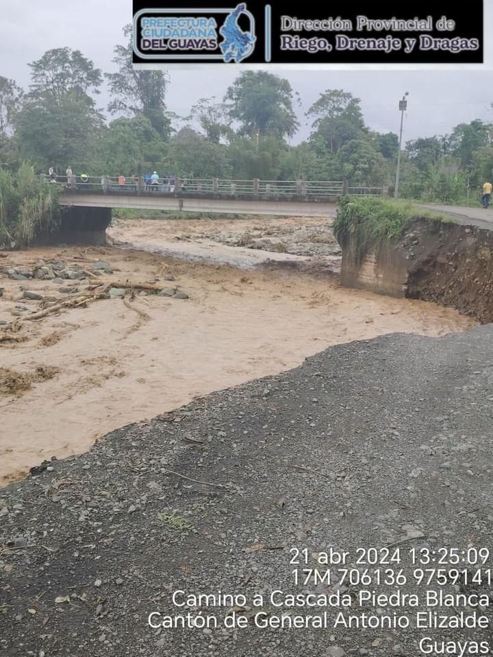Riego_Guayas's tweet photo. ¡Atención de emergencia en comunidad Shuar #Bucay!
Nuestro equipo técnico y operativo se encuentra interviniendo en el #RíoElLimón para la protección del puente y taludes
#GuayasSeMueveAlCambio #DIRDRA https://t.co/5rpzgziK3I