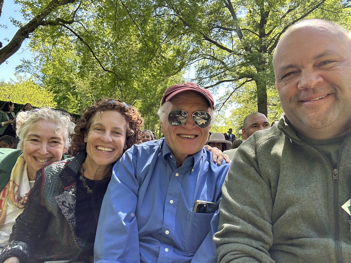 Celebrated #EarthDay with President Biden, announcing $7 billion for EPA's #SolarforAll program! A monumental step in clean energy & green job creation. Proud to stand with allies from @EvergreenAction @NRDC @actonclimateUS & @LCVoters in this fight for a brighter future.