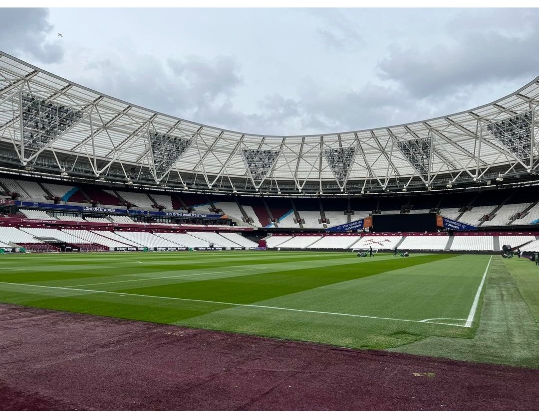 Big thank you to @WestHam @MPSWestHamUtdFC for hosting @MetTaskforce Dog Section and Territorial Support Group today training to deal with incidents at Football stadiums. Also to the @MPSSpecials and Volunteers in Policing who have up their time to give us a realistic crowd and