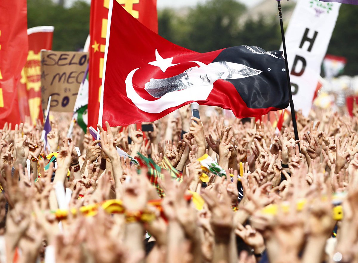 'Heft lawê pîrê hebû ewê baş apocî bû' 'Mezarıma üç bayrak asılsın, birincisi Türk bayrağı, ikincisi demokratik konfedaralizm bayrağı, üçüncüsü Avrupa Birliği bayrağı' *Abdullah Öcalan (2005 görüşme notları) Bu sözden sonra Amed'te 3 bayraklı DTP yürüyüşü gerçekleşmişti.