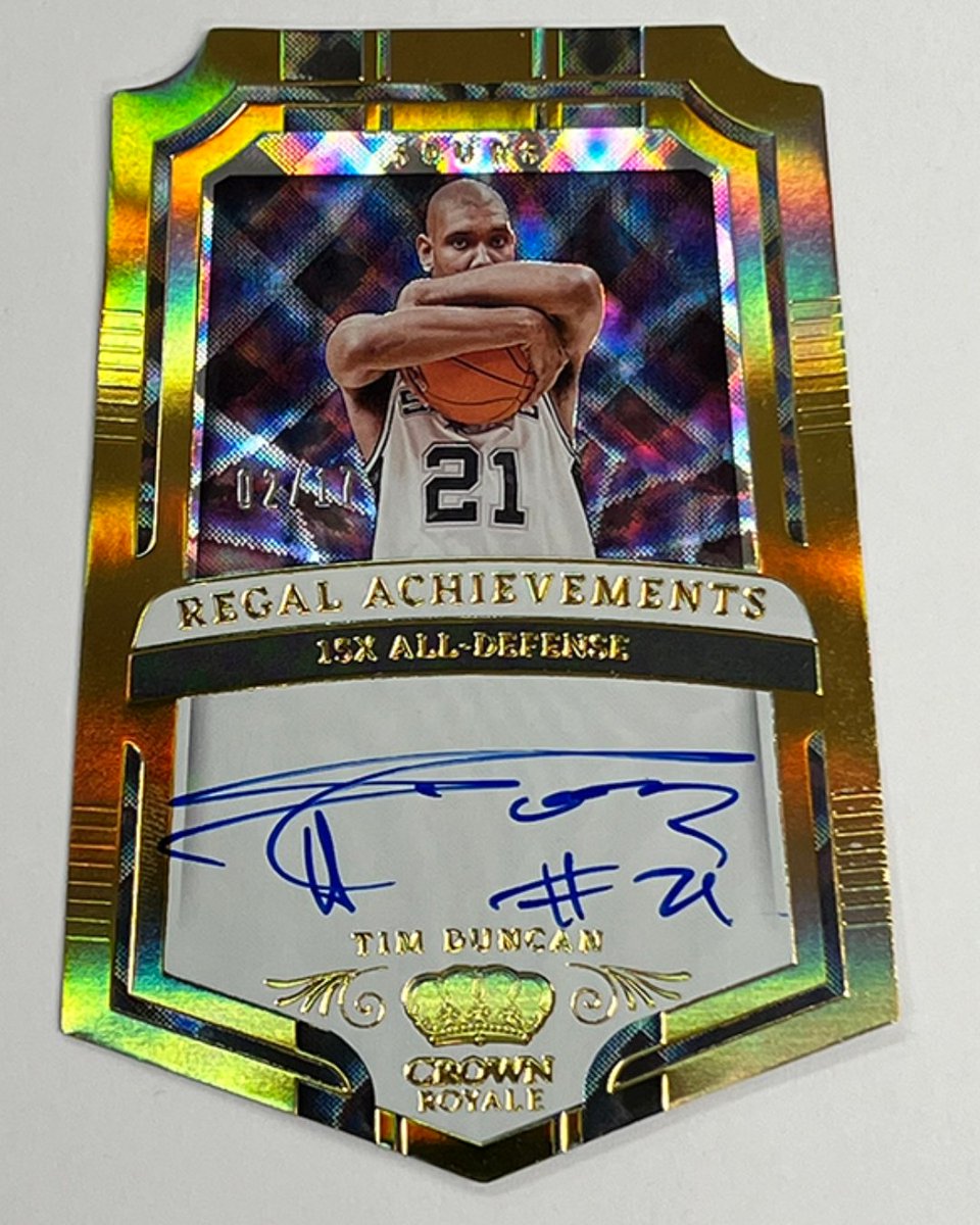 The wait is almost over, Tim Duncan's return to #TheHobby is here. His first autographed cards in decades are featured in 2023-24 #PaniniCrownRoyale.

FOTL releases Thursday at PaniniAmerica.net, with Hobby to follow. Read more: bit.ly/3UiLEMy

#WhoDoYouCollect